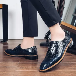 Close-up van elegante blauwe herenschoenen van leer met krokodillenreliëf voor werk