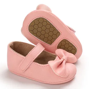 Gros plan sur des chaussures de marche roses pour bébés avec semelle en caoutchouc