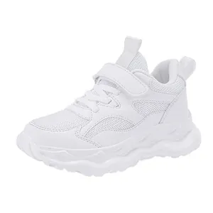 Atmungsaktive weiße Mesh-Sneaker für Kinder mit Klettverschluss und dicker Sohle