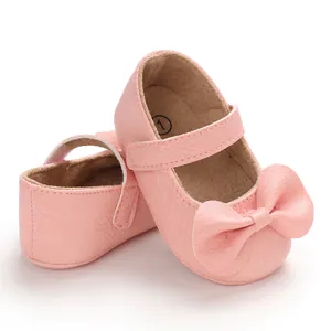 Vue détaillée de chaussures de princesse roses pour bébé avec grand nœud et velcro