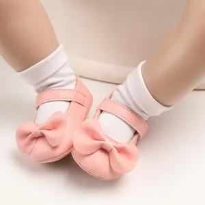 Vue détaillée de chaussures de marche princesse roses pour bébé avec nœud décoratif.