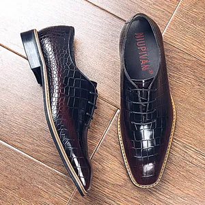 Elegante donkerbruine heren business schoenen met glanzend krokodillen reliëfpatroon