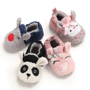 Zapatos de bebé acogedores con material de felpa suave y lindos diseños de animales
