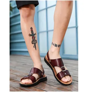 Detailweergave van stijlvolle bruine leren herensandalen met verstelbare gespen.