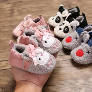 Detalle de zapatos de invierno suaves para bebés con diseños de animales de dibujos