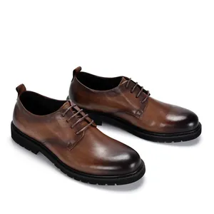 Gedetailleerd zijaanzicht van vintage bruine leren derby schoenen met finish