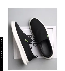 Nahaufnahme von schwarzen Herren-Slippern aus Mesh mit dicker weißer Sohle von oben