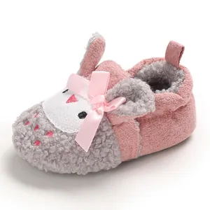 Primer plano de zapato de bebé rosa con forro suave y lazo decorativo elegante