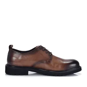 Detail van handgemaakt leer en stiksels op klassieke bruine heren derby schoenen