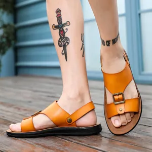 Klassieke bruine leren herensandalen met gesp op een houten terras