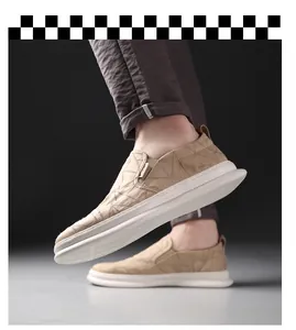 Detailansicht der khakifarbenen Slipper mit geometrischen Nähten und weißen dicken Sohlen