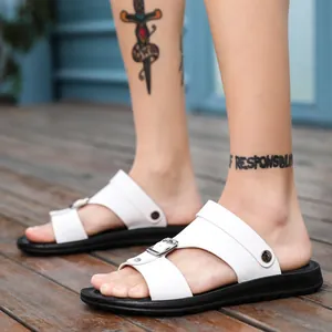Stijlvolle witte herensandalen met verstelbare dubbele gespen en comfortabele zolen