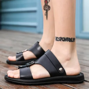 Stijlvolle zwarte herensandalen voor de zomer met ademende bandjes en gespdetail