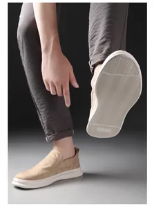 Nahaufnahme von lässigen Herren-Loafers aus Mesh mit flexibler weißer rutschfester Sohle.