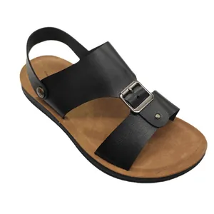 Klassieke zomerse strandsandalen voor heren met zwarte bandjes en een zacht bruin voetbed