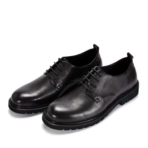 Gedetailleerde weergave van zwarte vintage rundlederen schoenen met dikke rubberen zool