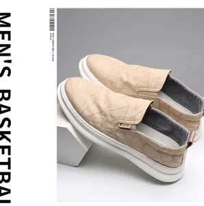 Nahaufnahme modischer beiger Herren-Slipper mit stilvollen geometrischen Nähten