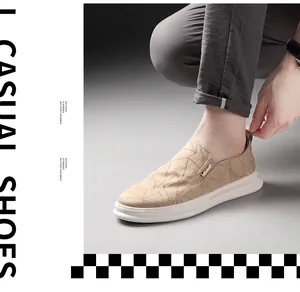 Nahaufnahme der beigen Herren-Loafer mit strukturiertem Muster und weißer Sohle