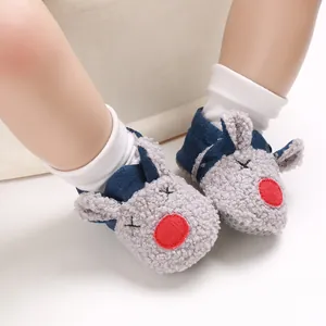 Detalle de zapatos de gateo para bebé de vellón suave con diseño de dibujos animados