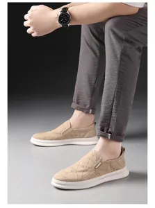 Detailansicht der khakifarbenen Herren-Loafer mit gesteppter Stofftextur am Fuß