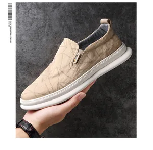 Detailansicht beiger Slipper aus Mesh mit geometrischem Muster und weicher weißer Sohle