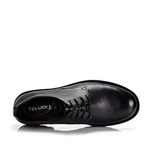 Bovenaanzicht van vintage zwarte leren herenschoenen met dikke zool en vetersluiting.