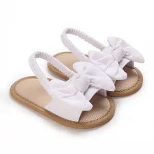 Adorables sandalias blancas para bebé con lazos grandes y suelas blandas para verano.