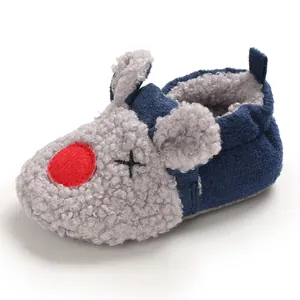 Primer plano de zapato de bebé con forro polar suave y diseño de animal de dibujos animados
