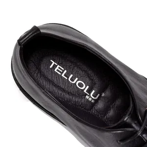 Detailopname van de comfortabele binnenzool en voering van vintage zwarte leren schoenen