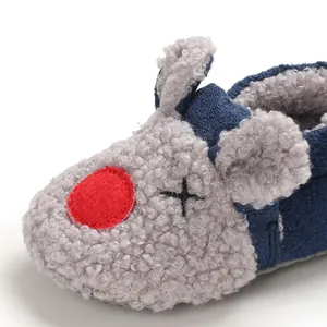 Detalle de zapatos de bebé en forro polar Sherpa con diseño de ratón de dibujos.