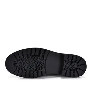 Detailopname van de duurzame antislip rubberen zool voor herenleren schoenen in Britse stijl