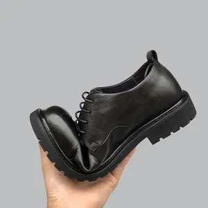 Gedetailleerde weergave van flexibele heren oxford schoenen van vintage leer met zool.