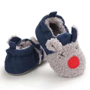 Vista detallada de zapatos de dibujos animados para bebés con forro polar gris y tela azul