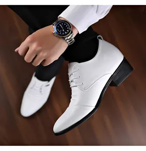 Vista dettagliata di scarpe eleganti rialzate in pelle bianca da uomo con design stringato.