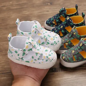 Detailweergave van ademende baby-loopsandalen met bladpatroon en flexibele zachte zolen.