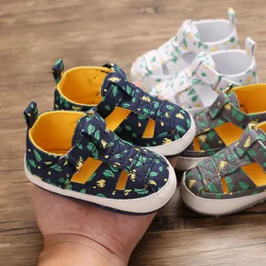 Detailweergave van ademende babywandelsandalen met bladprint en zachte witte zolen