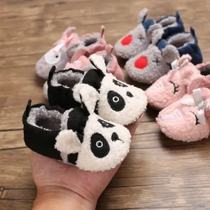 Detalle de zapatos suaves de panda para bebé con forro de felpa para otoño e invierno