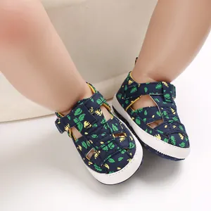 Detailweergave van baby-loopschoenen met donkerblauwe bladprint en zachte ademende zolen