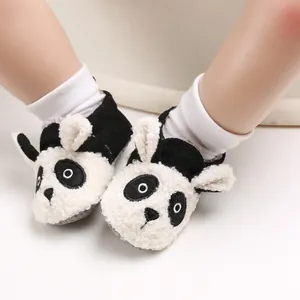 Primer plano de zapatos de bebé con diseño de panda y forro de vellón cálido y suave