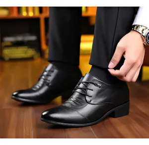 Vista dettagliata delle scarpe eleganti rialzate in pelle nera con lacci e finitura morbida
