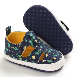 Detail van marineblauwe babysandalen met bladprint en antislipzool met stippen