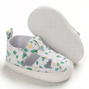 Detail van zachte baby-loopsandalen met bladprint en antislipzool voor de zomer