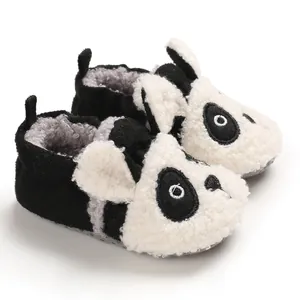 Primer plano de lindos zapatos de bebé de panda con forro de felpa suave y cálido