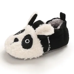 Primer plano de zapatos de bebé de felpa con forma de panda y forro cálido