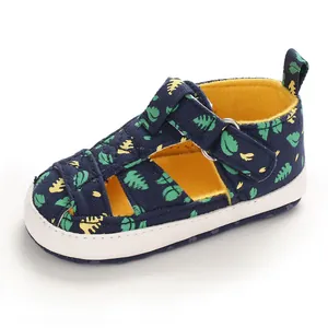 Zachte ademende baby wandelsandalen donkerblauw met bladprint en witte flexibele zool