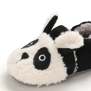 Primer plano de zapato de bebé panda de sherpa suave con detalles bordados
