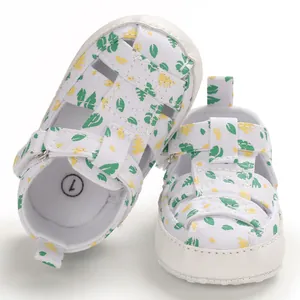 Detailweergave van ademende babysandalen met bladerenprint en zachte zool voor baby