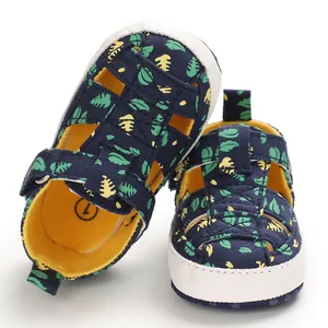 Detailweergave van de donkerblauwe baby wandelsandalen met bladpatroon en zachte zool.