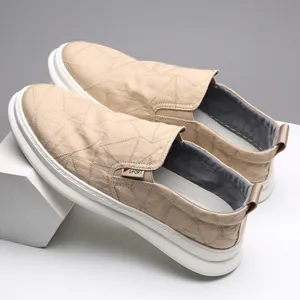 Stilvolle beige Herren-Loafer zum Reinschlüpfen mit geometrischen Nähten und weicher Sohle