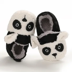 Lindos zapatos de bebé panda con forro polar suave y diseño cálido para primeros pasos.